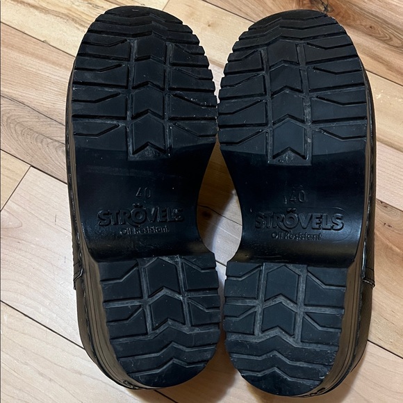 Strovels 304 Black Leather Clogs - Picture 4 of 16